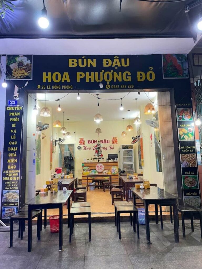 Quán ngoài phục vụ bún đậu mắm tôm còn phân phối các loại chả gốc bắc (Ảnh: Sưu tầm internet)