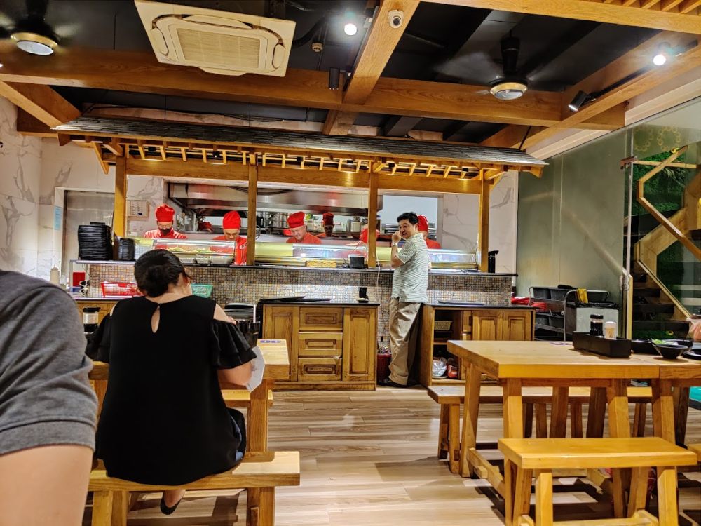 Khu vực chế biến đặt gần bàn ăn tại Sushi 88 