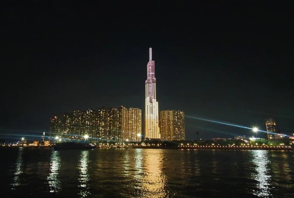 View ngắm Landmark 81 từ công viên bờ sông Sài Gòn (Ảnh: Sưu tầm Internet)