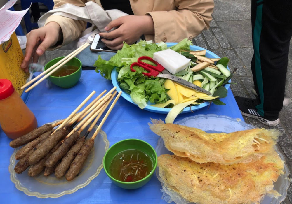 Bánh xèo giòn tan, nem thơm ngon tại Gia Đình Quán Ngon 