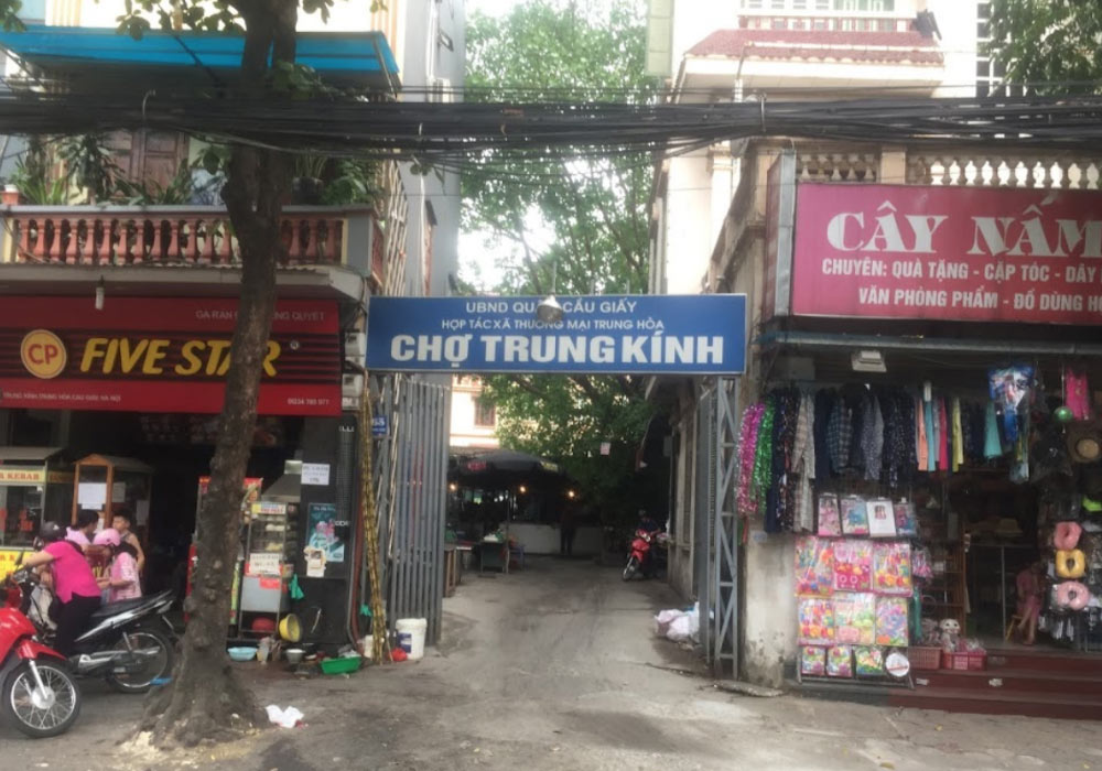 Khu chợ sáng nép mình trong ngõ nhỏ trên Phố Trung Kính