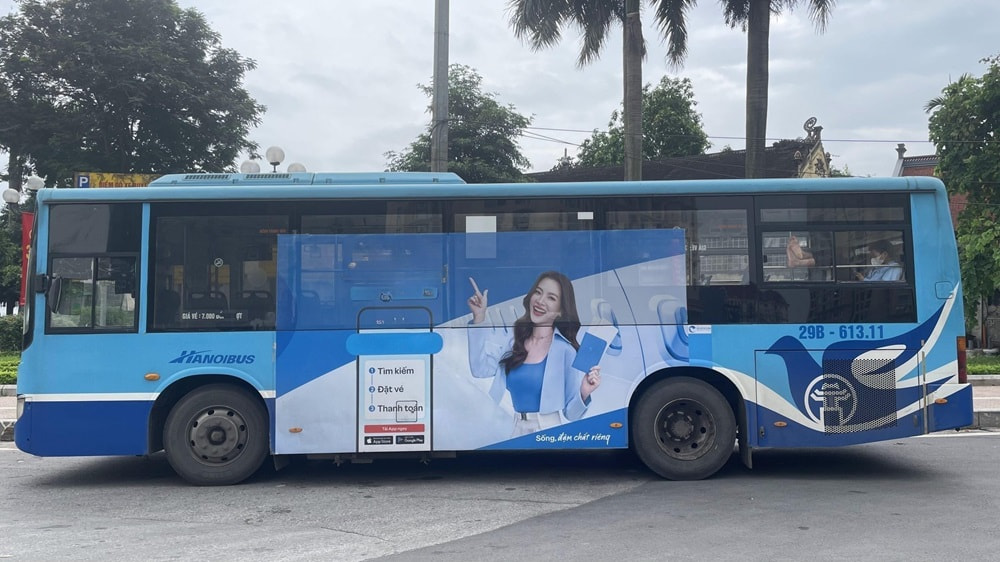 Có nhiều tuyến xe bus khác nhau dừng gần đình để bạn tự do lựa chọn 