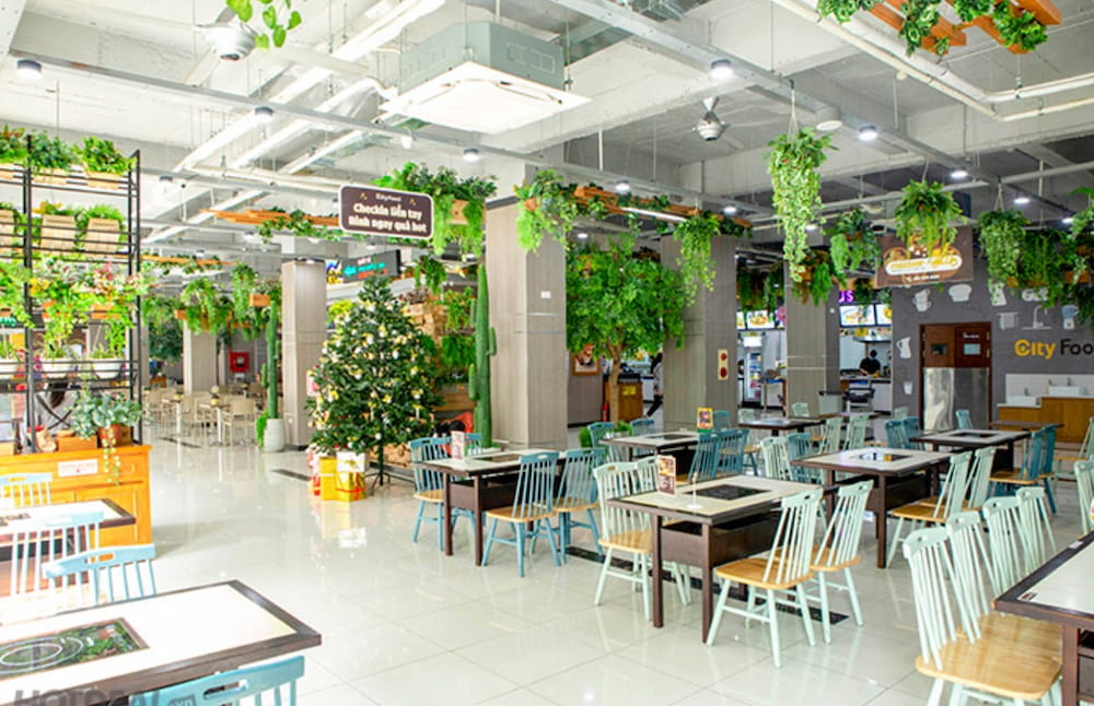 City Food Court mang phong cách hiện đại, xanh mát, kết hợp menu đa dạng thu hút nhiều thực khách 