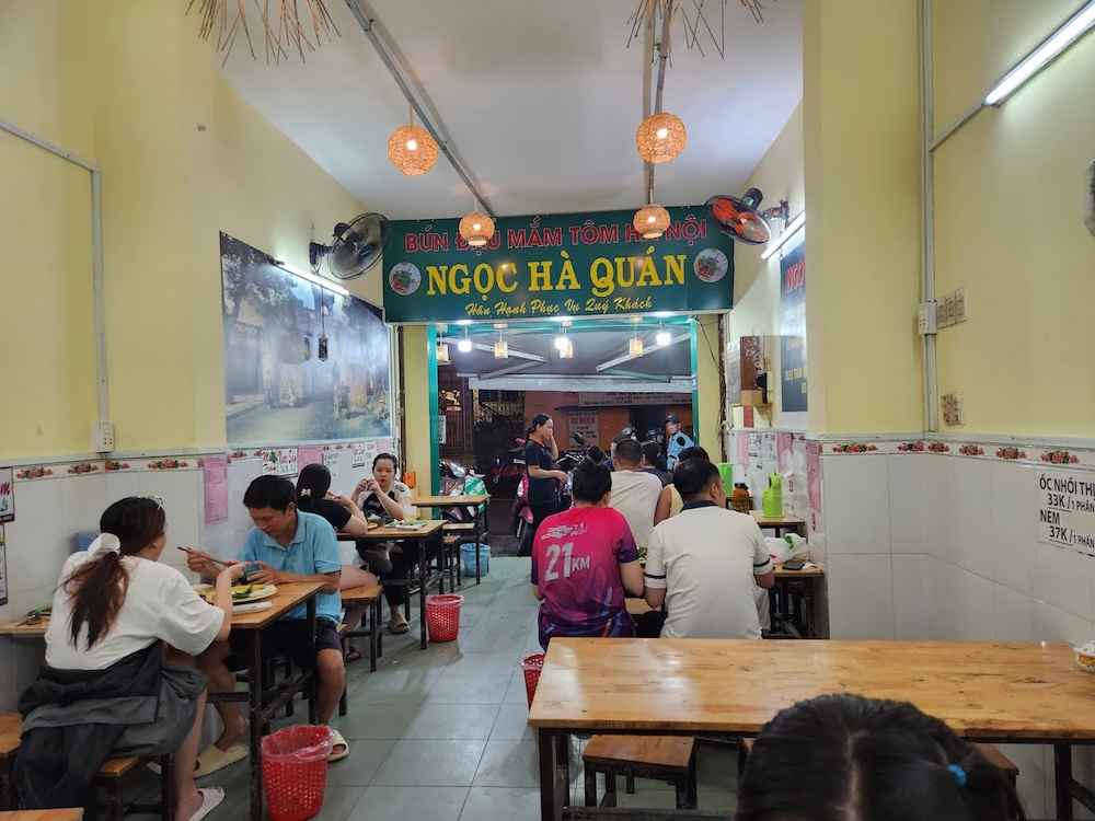 Quán có không gian khá rộng rãi 