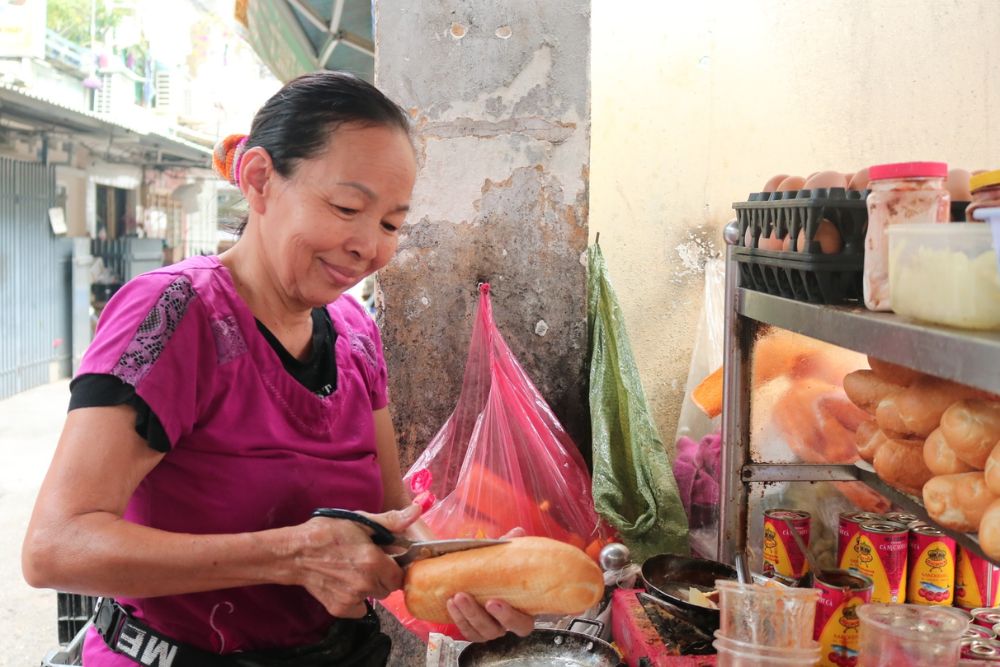 Bánh mì chảo “Buê Đuê” cô Lệ nổi tiếng khắp khu chung cư Nguyễn Thiện Thuật (Ảnh: Sưu tầm Internet)