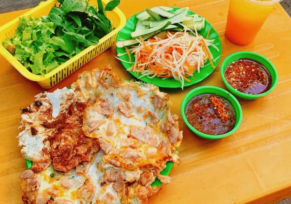 Bánh ép Huế ở sài Gòn của Omaig đặc trưng với nước mắm ớt, mắm nêm ăn cùng sa tế siêu cay (Ảnh: Sưu tầm Internet)