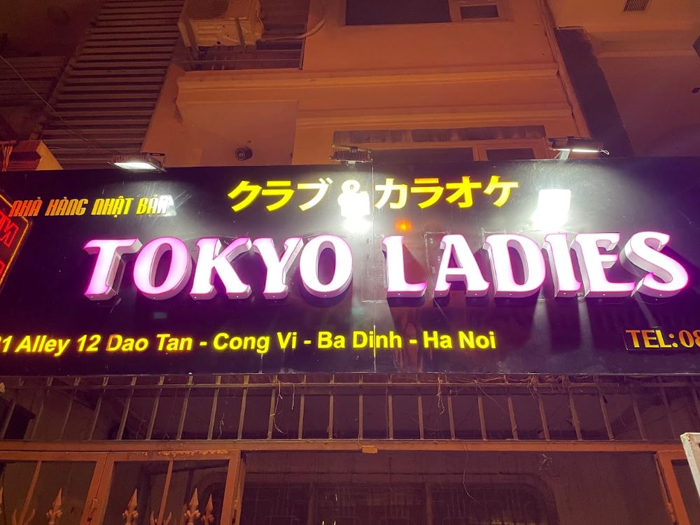 Không gian bên ngoài quán Tokyo Ladies Bar & Karaoke 