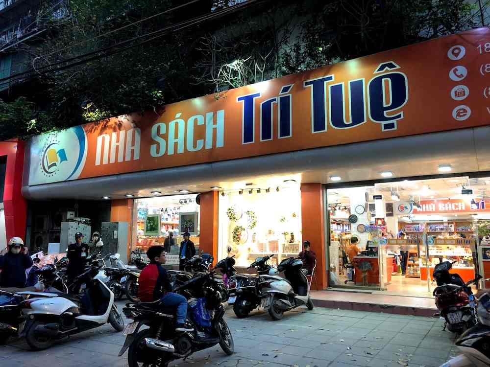 Bãi xe trước cổng rộng rãi của Nhà sách Trí Tuệ 