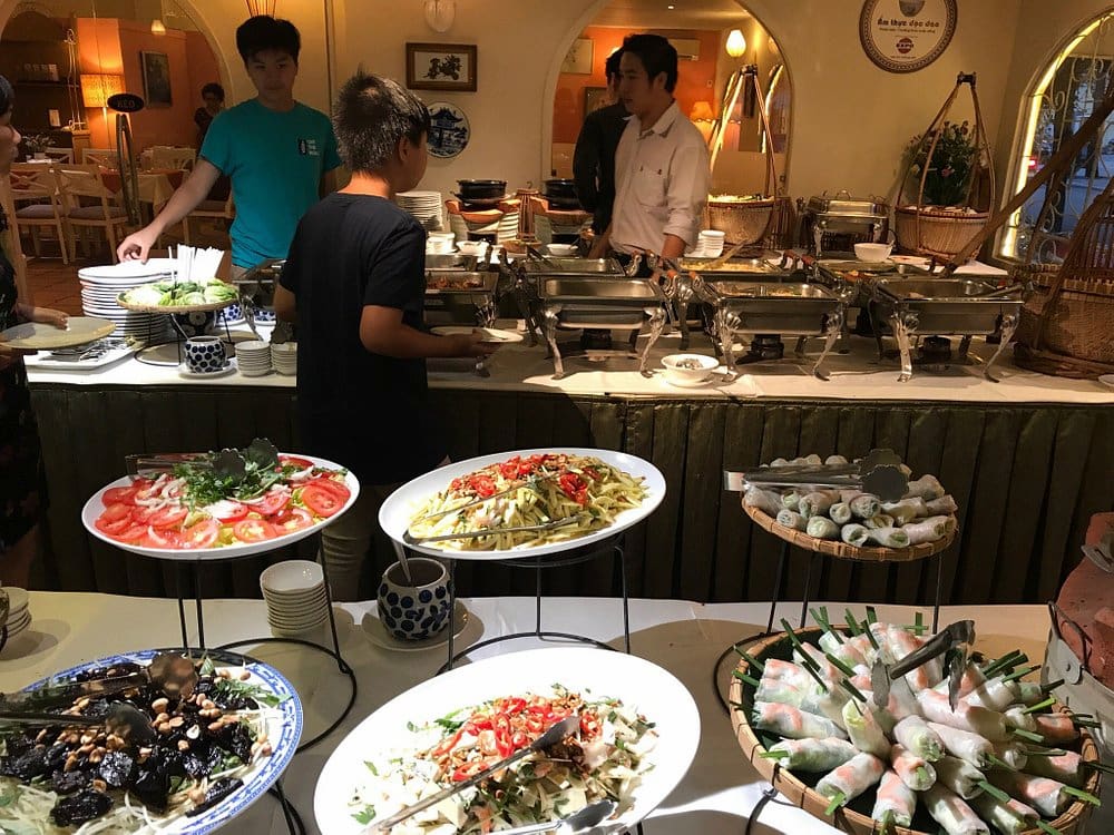 Quầy Buffet đa dạng hương vị tại Nhà hàng Thanh Niên