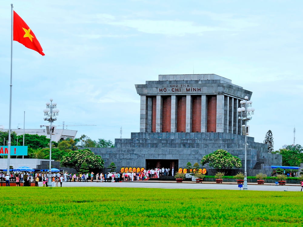 Lăng Bác uy nghi nằm tại trung tâm Quảng trường Ba Đình 