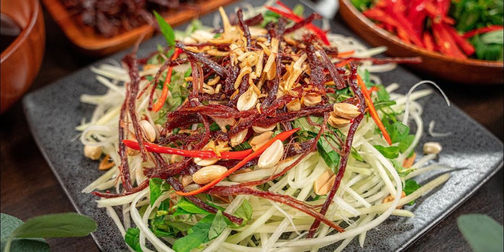 Gỏi khô bò là món ăn vặt quen thuộc của người dân Sài Gòn