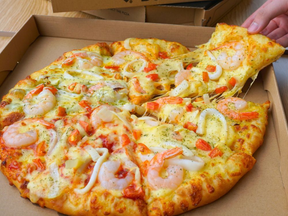 Pizza hải sản kích thước lớn dành cho nhiều người ăn ú ụ topping tại Domino Pizza