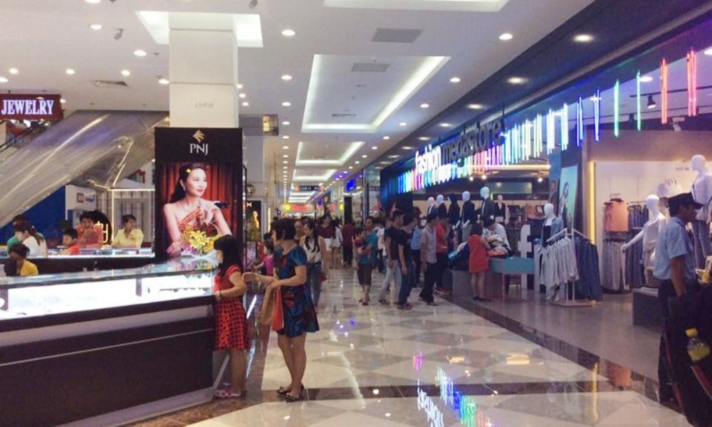 Vincom Plaza Lê Văn Việt Quận 9 là nơi tập trung của nhiều thương hiệu nổi tiếng trong và ngoài nước