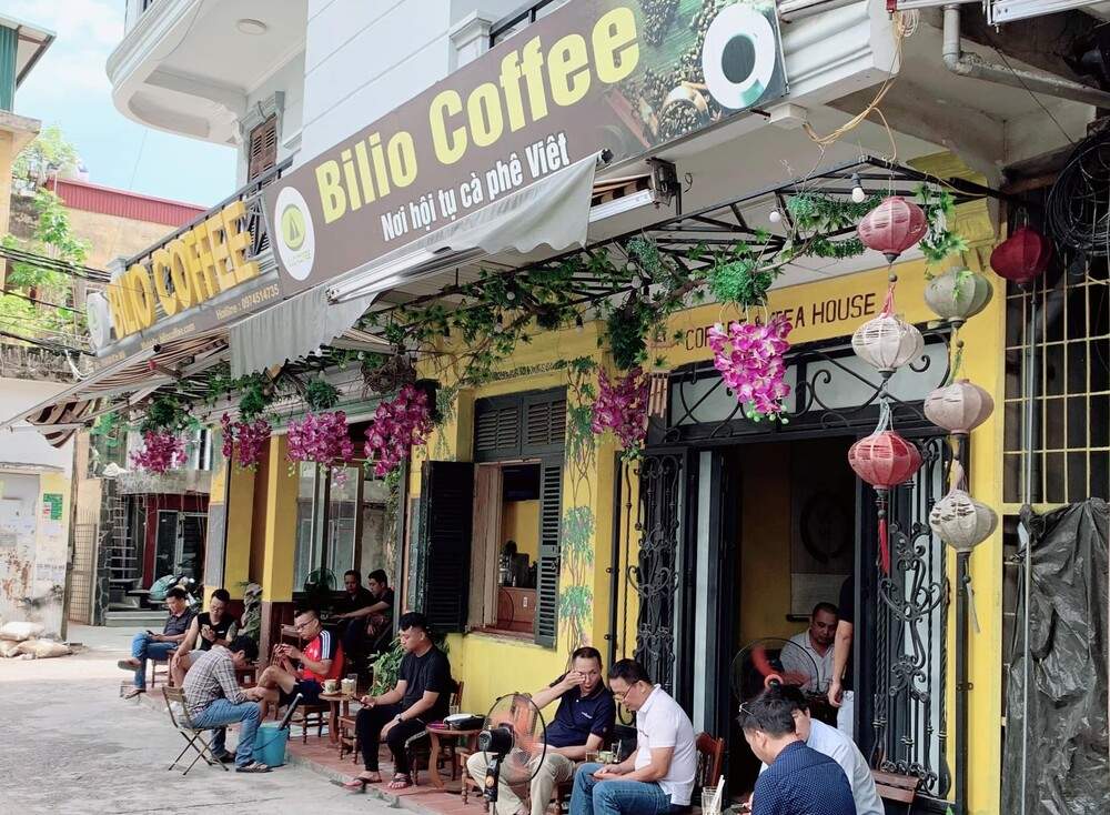 Bilio Coffee với hiên ngồi ngoài trời rất thơ mộng