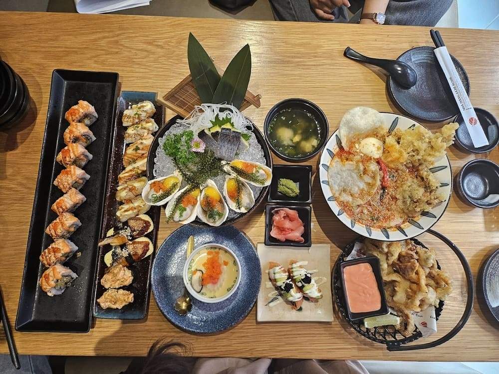 Bàn ẩm thực chuẩn Nhật tinh tế được phục vụ bởi Uchi Sushi