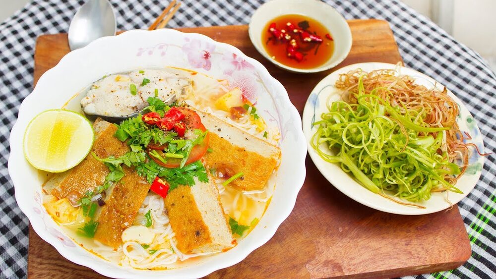 Tô bún chả cá với nước dùng trong veo, chả cá thơm ngon, ăn kèm rau sống xanh mướt (Ảnh: Sưu tầm internet)