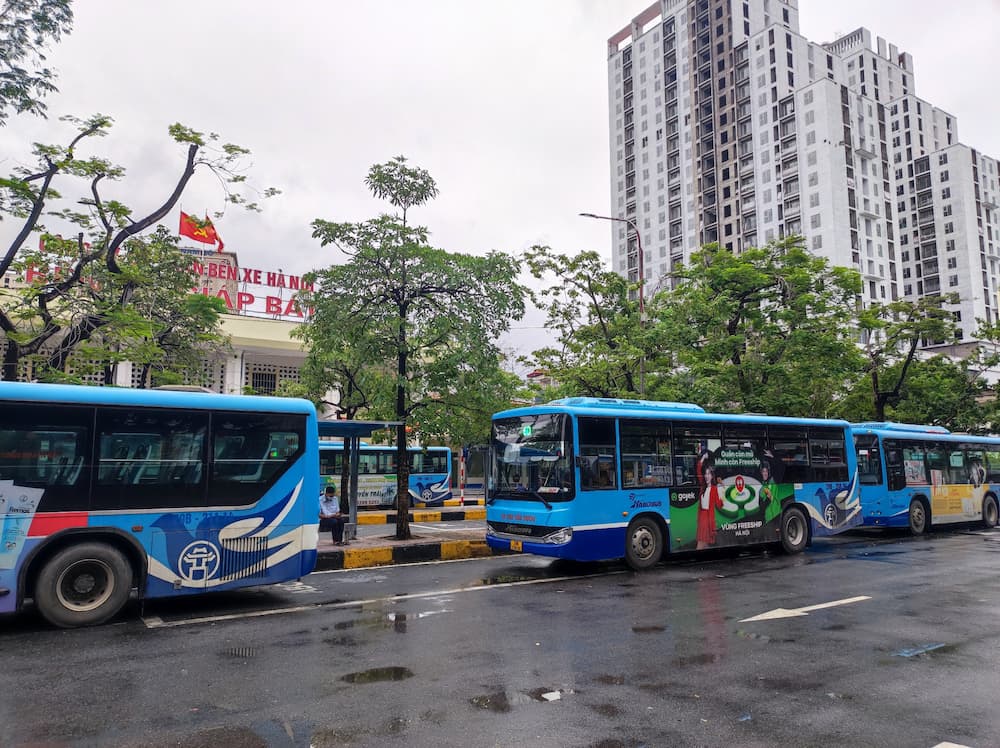 Xe bus cũng là một phương án tiện lợi để bạn di chuyển 