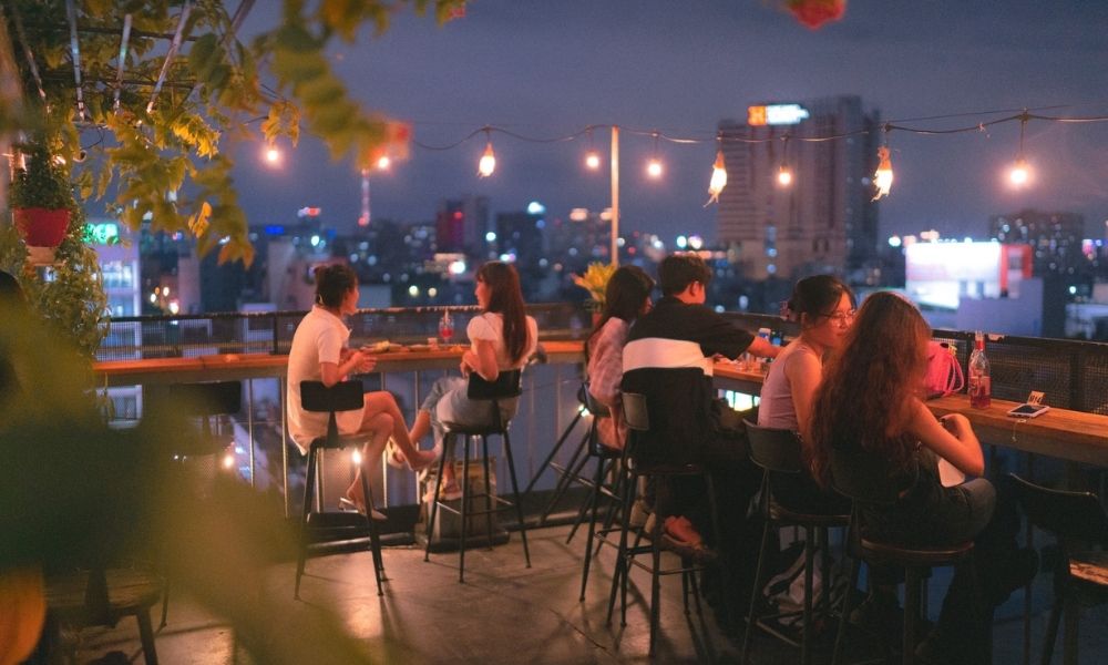 Nhâm nhi ly cocktail và hàn huyên với bạn bè