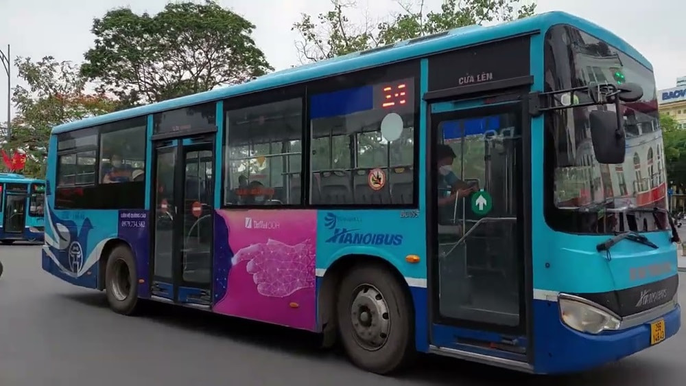 Xe bus cũng là một phương tiện di chuyển tiết kiệm, thuận tiện để đến Chùa Phúc Lâm 