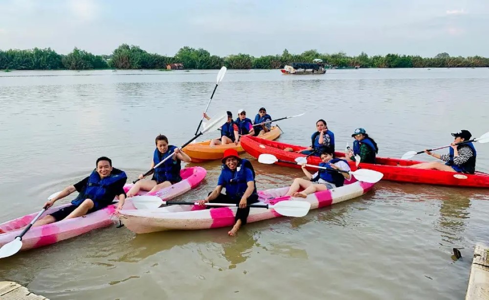 Hoạt động chèo thuyền kayak trên sông tại BCR mang đến trải nghiệm thú vị, kết hợp giữa thư giãn và rèn luyện thể thao (Ảnh: Sưu tầm Internet)