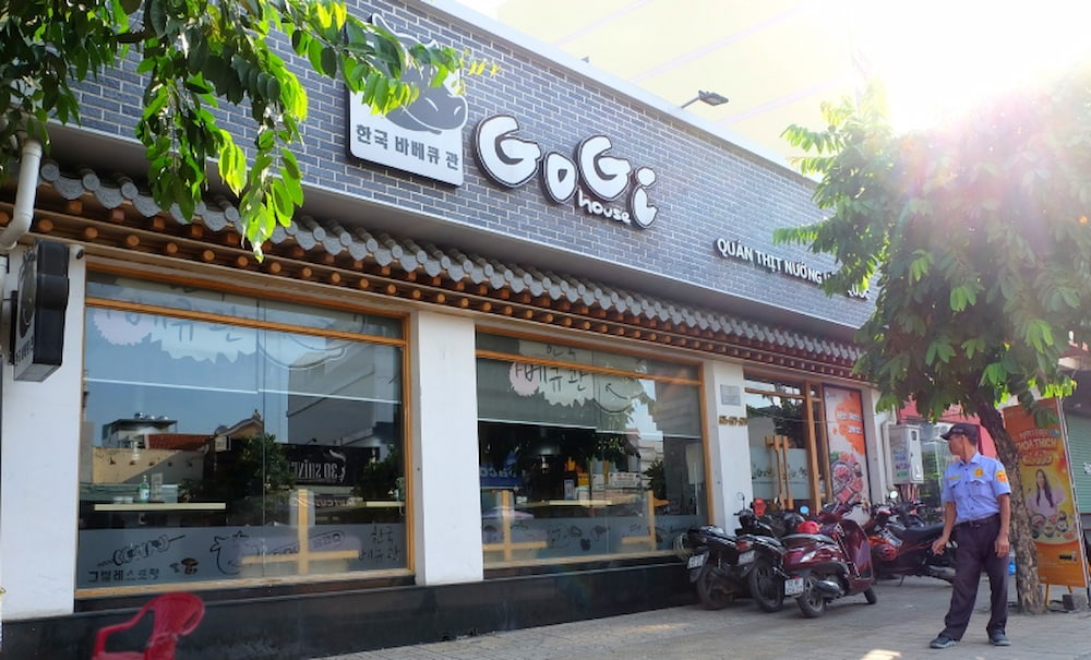 Gogi House là quán buffet nướng Hàn Quốc nổi bật với không gian thiết kế ấm cúng