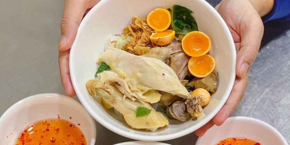 Bánh ướt mềm mịn được ăn kèm lòng gà đầy dưỡng chất 