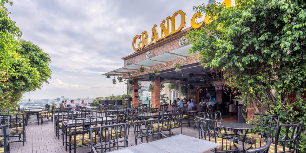 Grand Saigon nằm trên tầng thượng 20 với chiếc view cây xanh thoáng mát 