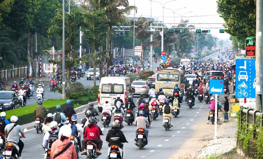 Có nhiều hình thức di chuyển tiện lợi để bạn đến được chợ Nhà Xanh 