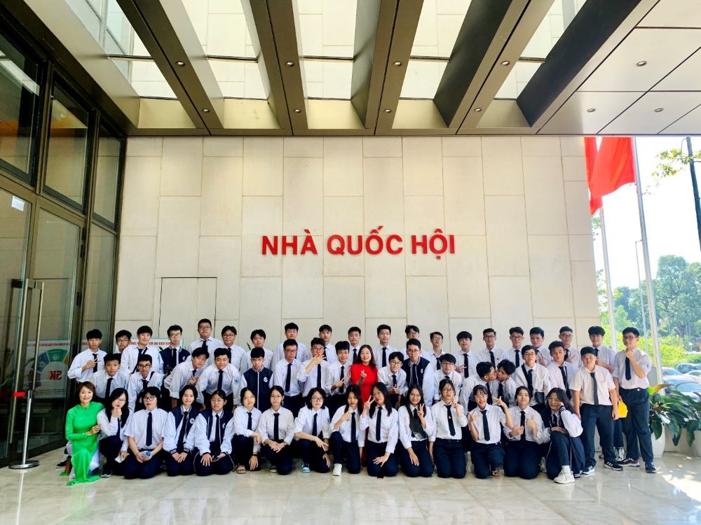 Các em học sinh trường THPT Xuân Đỉnh ghé thăm Nhà Quốc hội