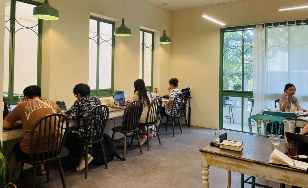 Không gian bên trong quán Í Chà Cafe