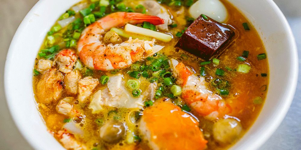 Bánh canh có nước dùng sền sệt đặc trưng 