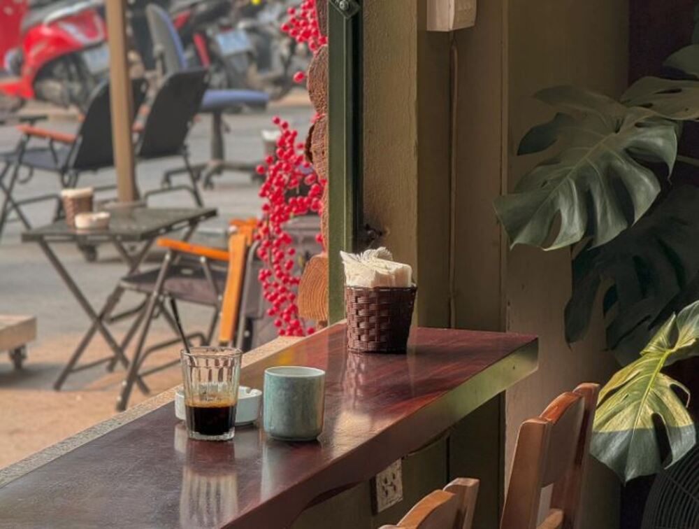 Một góc uống cafe ngắm phố phường cực chill của quán