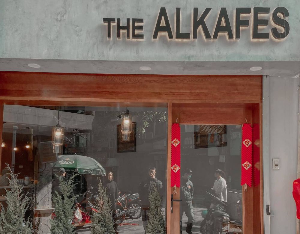 Không gian bên ngoài quán cafe Lá x The Alkafes