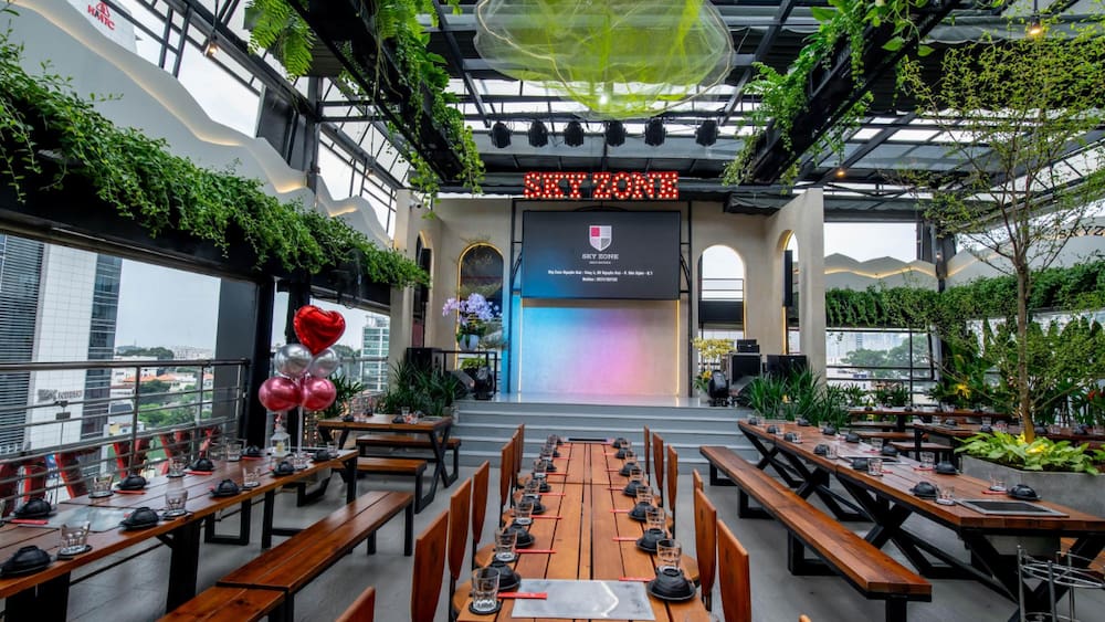 Sky Zone Beer Garden chinh phục thực khách với không gian tầng thượng thoáng mát.