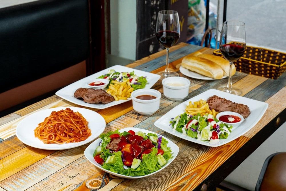 Thực đơn tại Luna Steak & Pasta chủ yếu là các món về mì Ý và bít tết