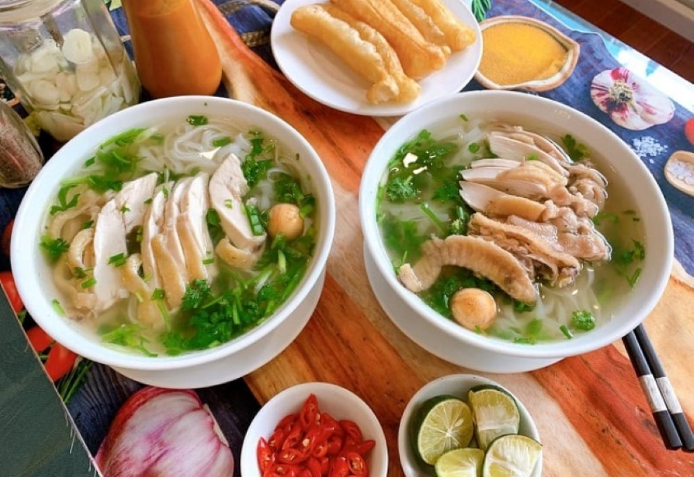 Phở gà thơm ngon được phục vụ bởi quán