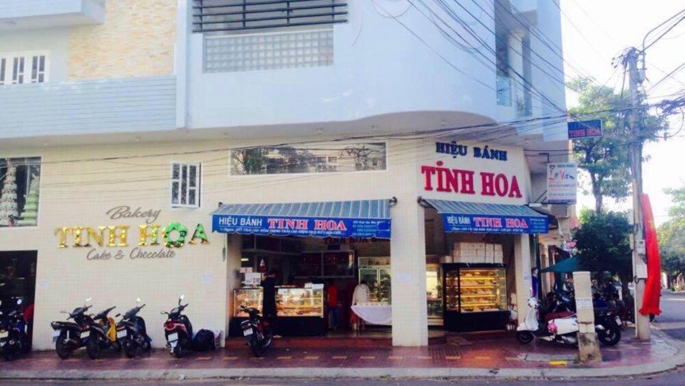 Tiệm bánh Tinh Hoa với không gian sang trọng, bánh kem được trang trí đẹp mắt (Ảnh: Sưu tầm internet)