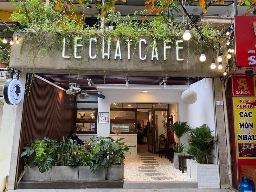 Không gian phía trước quán Le Chat Cafe 