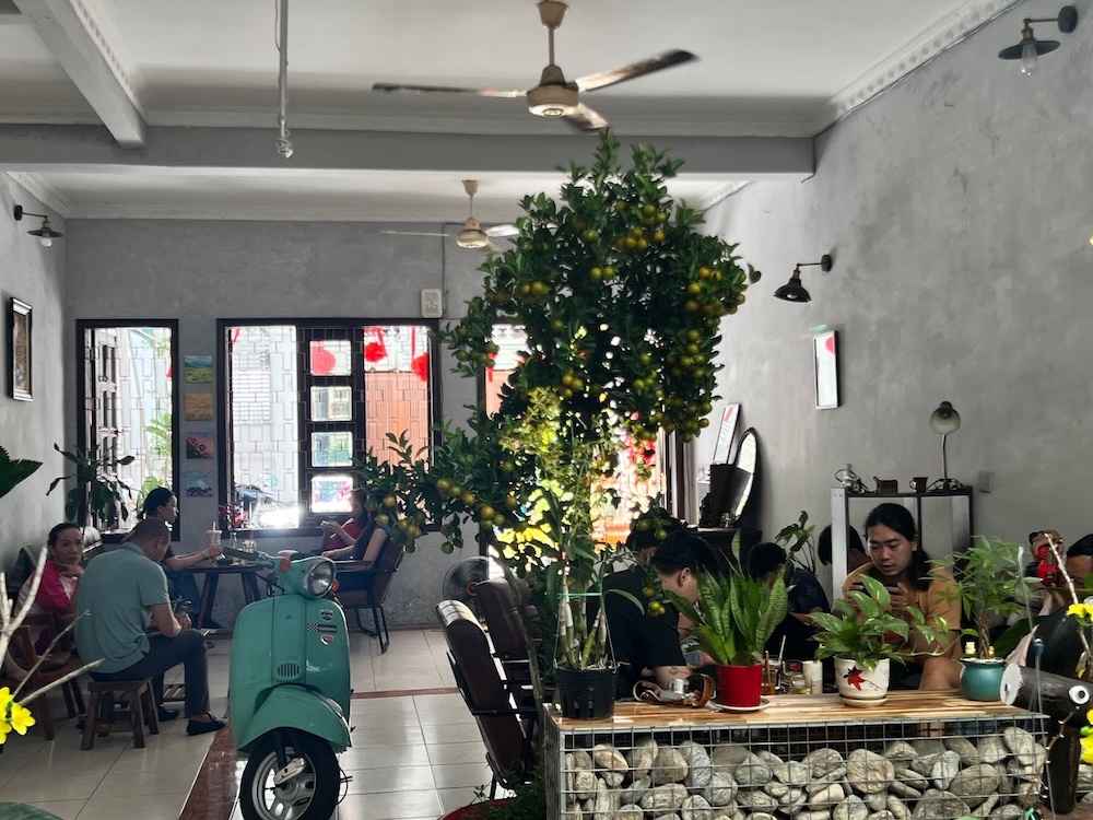 Quán cafe có không gian thoáng đãng, yên tĩnh (Ảnh: Sưu tầm Internet)