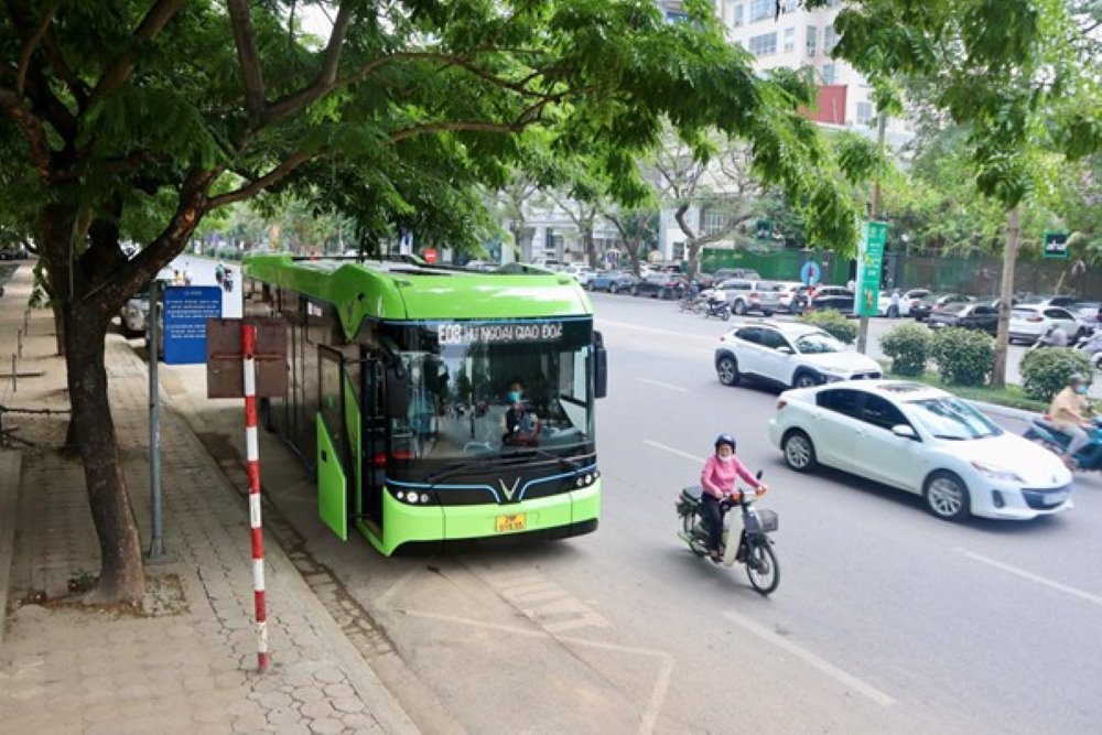 Có rất nhiều tuyến xe bus đi qua Lotte Center Hà Nội