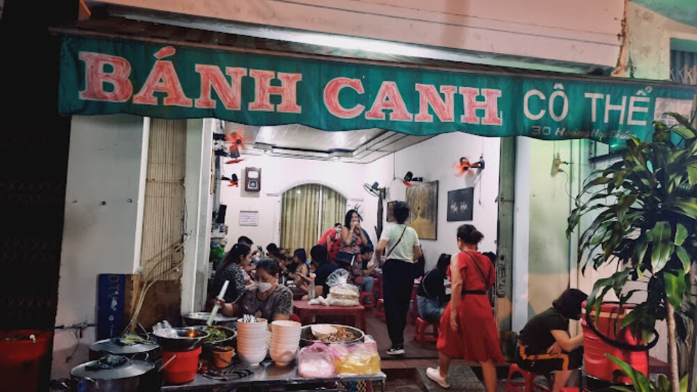 Quán bánh canh chả cá Cô Thể với không gian bình dân, đông đúc (Ảnh: Sưu tầm internet)