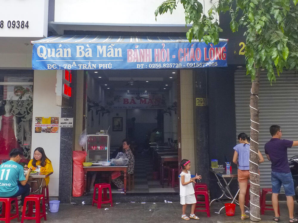 Quán Mẫn với không gian bình dân, gần gũi (Ảnh: Sưu tầm internet)