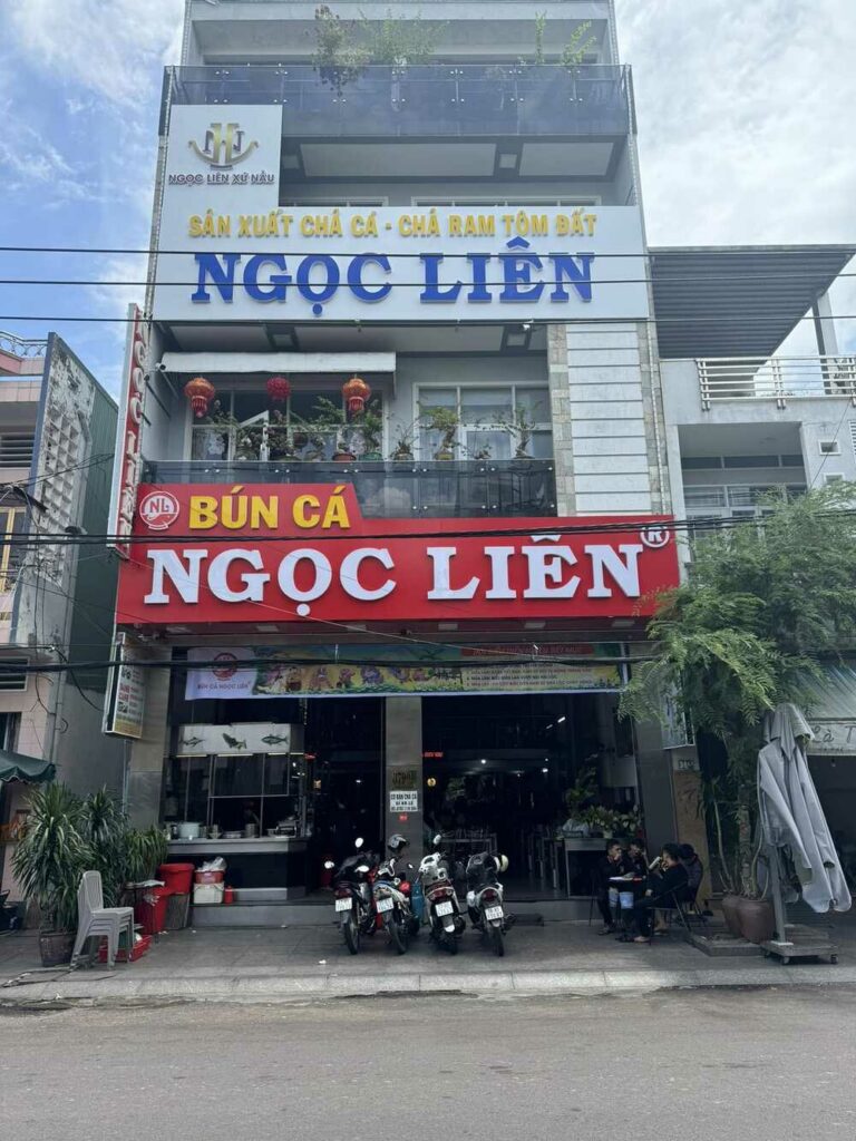 Quán bún chả cá Ngọc Liên với không gian rộng rãi, thoáng mát (Ảnh: Sưu tầm internet)