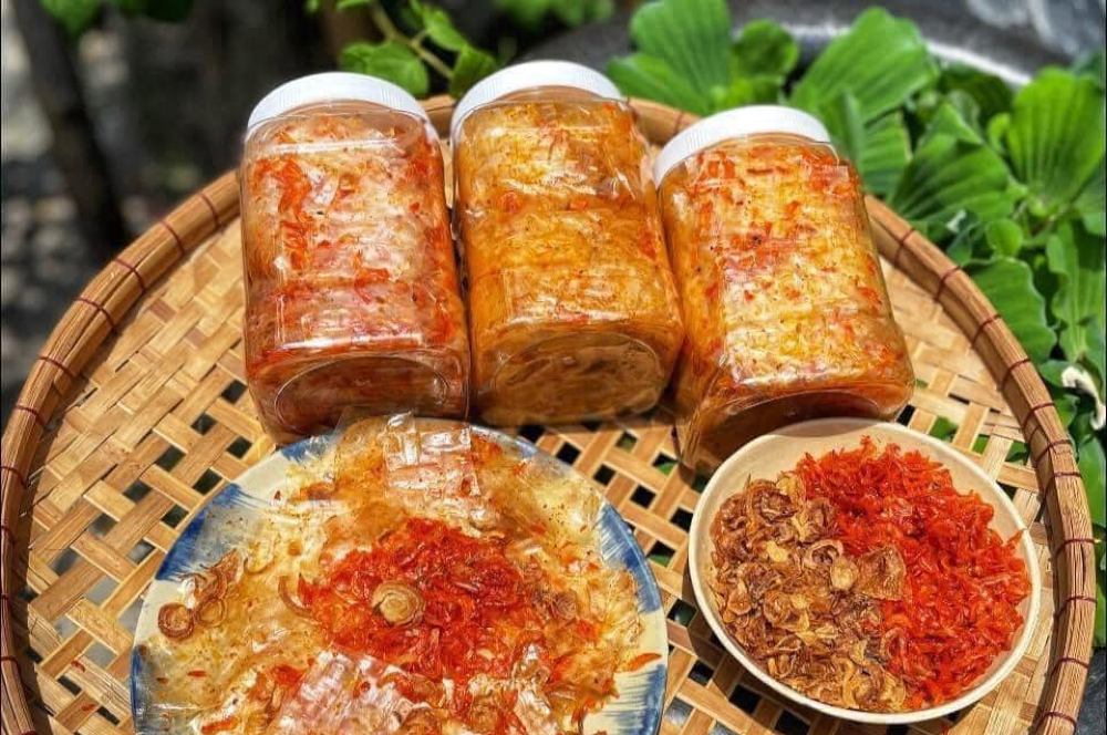 Bánh tráng trộn sa tế Long An có vị cay cay với phần bánh dẻo thơm 