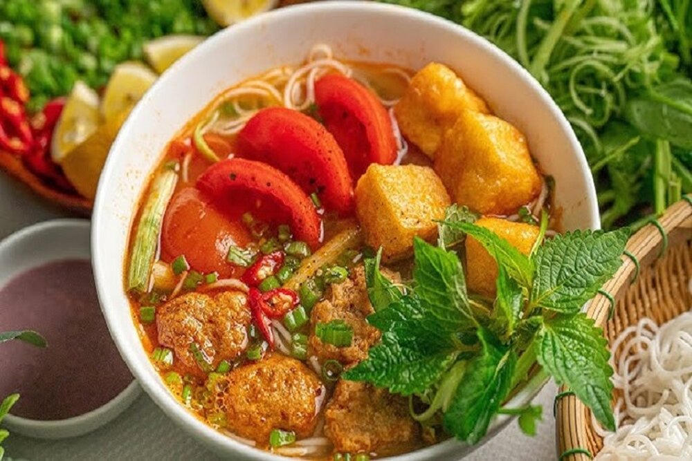 Bát bún riêu thơm ngon với nước dùng chua chua vị dấm bỗng và gạch cua thanh mát (Ảnh: Sưu tầm internet)