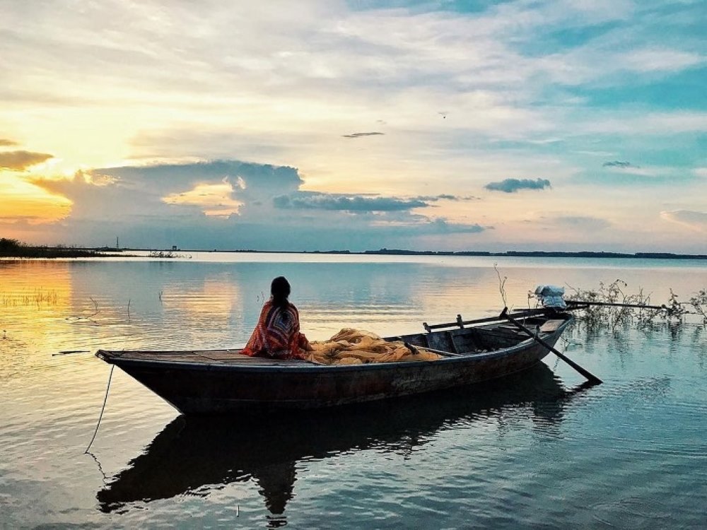 Hoạt động ngắm bình minh trên hồ bằng thuyền nhỏ, khoảnh khắc yên bình khó quên (Ảnh: Sưu tầm Internet)