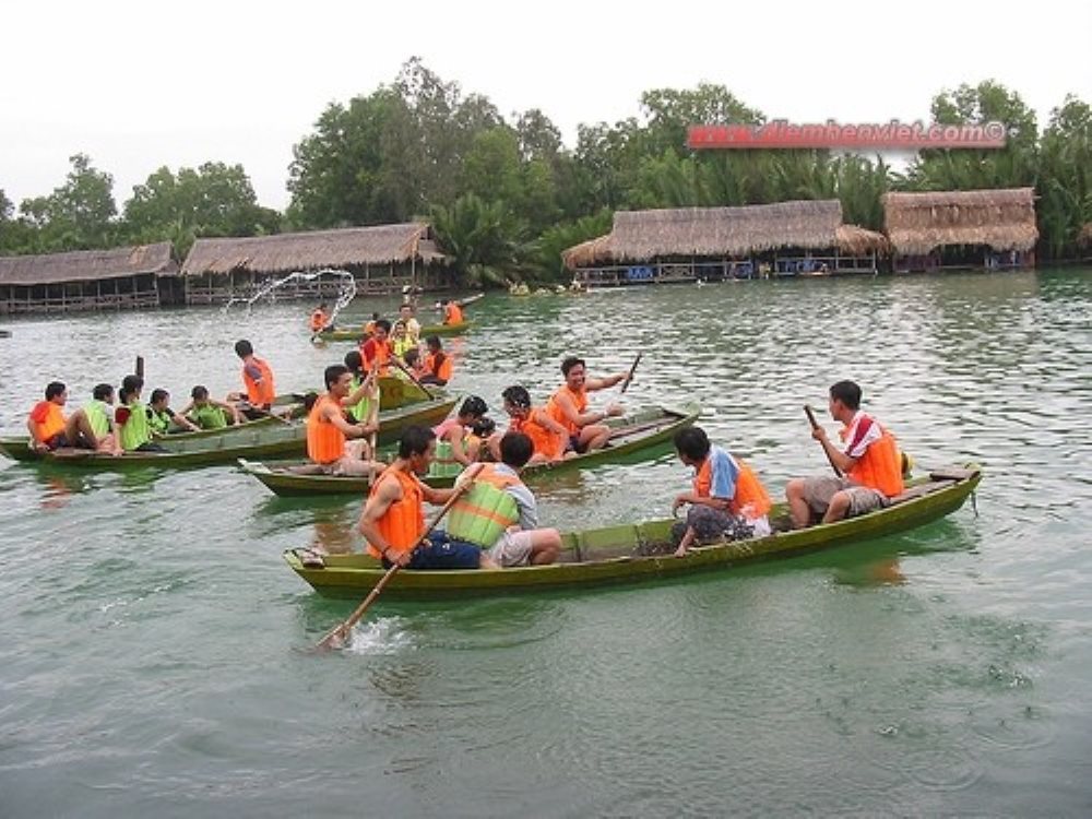 Chèo thuyền trên kênh, một trải nghiệm thú vị và phù hợp cho mọi lứa tuổi (Ảnh: Sưu tầm Internet)