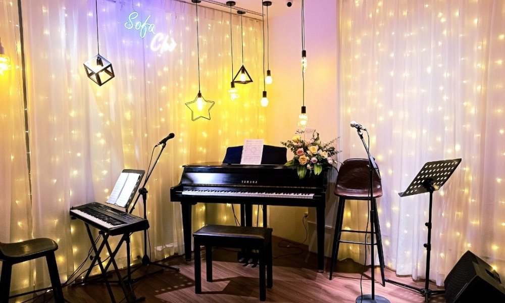 Một góc không gian lãng mạn tại phòng trà Sofa Chờ - Tea & Piano