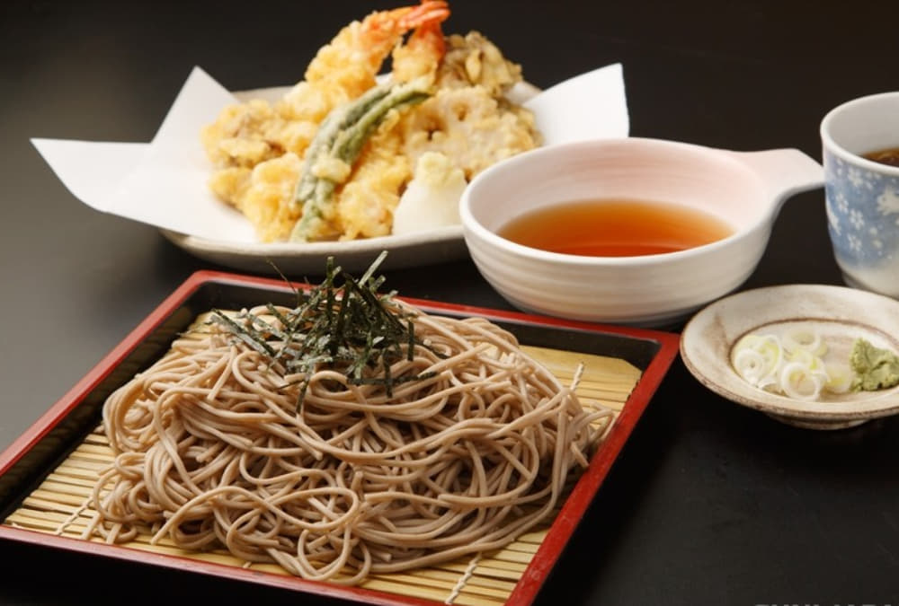 Sushi Nhí cũng phục vụ các món như mì soba, tempura (Ảnh: Sưu tầm Internet)