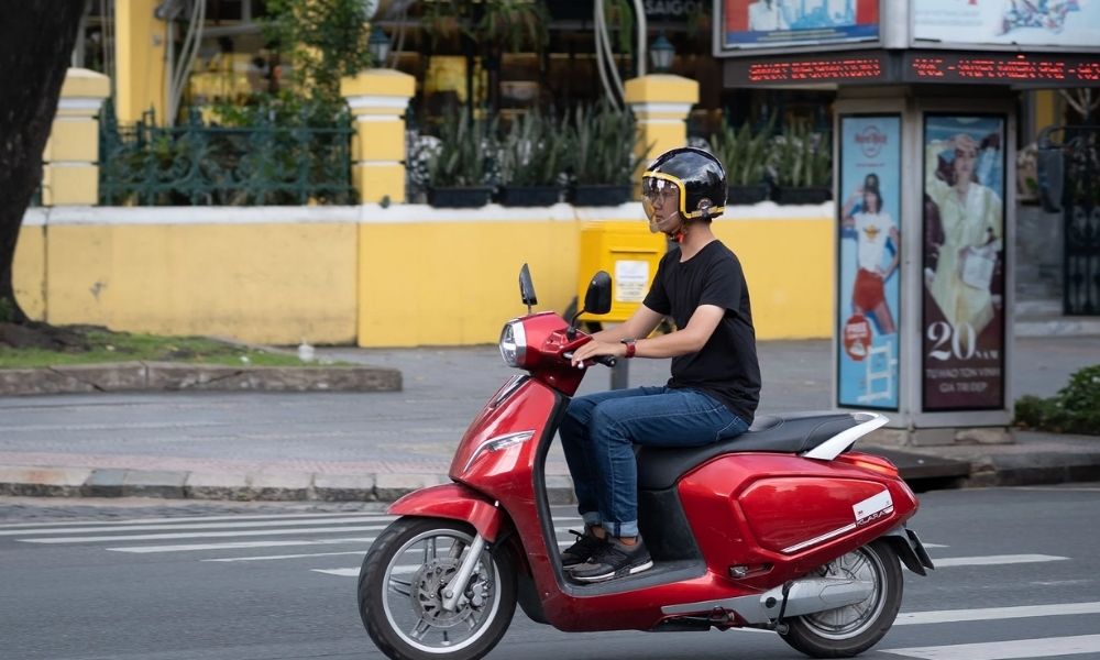 Chủ động di chuyển đến chùa Cả bằng xe máy cá nhân